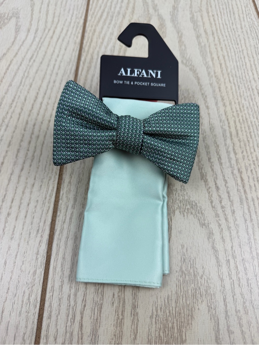 886 Alfani Men's Bowtie & Pocket Square Set OS Green Multi $55
